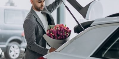 young-handsome-business-man-delivering-bouquet-beautiful-flowers_1303-20890
